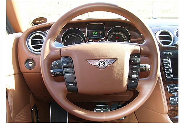 Schön anzufassendes Leder: Multifunktions-Lenkrad des Bentley