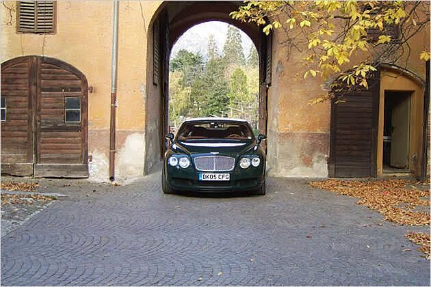 Der Bentley passiert die Einfahrt zum historischen Weingut Schloss Rametz in Meran