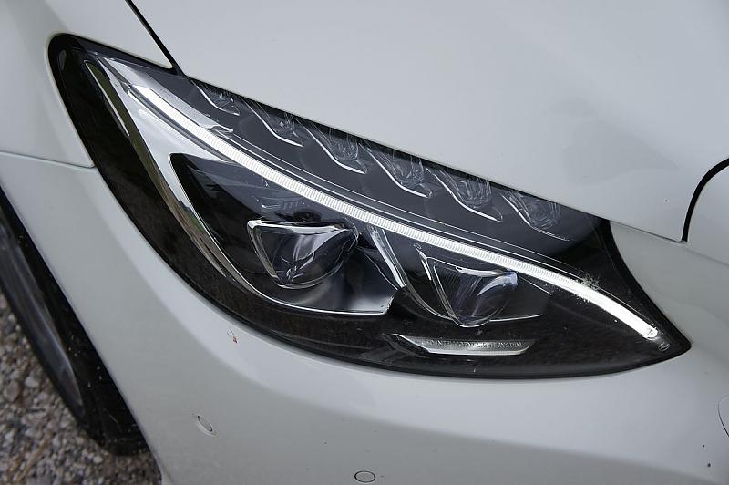 Die Scheinwerfer der C 250 d Limousine haben ein LED-Tagfahrlicht
