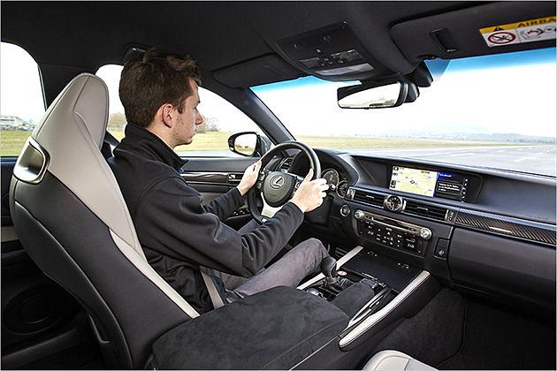 Der Innenraum ist hervorragend. Edle Materialien, gute Ergonomie, passende Sitzposition