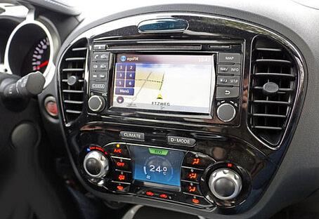 Die TFT-Monitore in der Mittelkonsole sind klein, dafür aber zu zweit. Auf ihnen werden alle Features des Juke angezeigt. Die unteren Tasten sind doppelt belegt. Das braucht zwar Übung, geht aber leicht von der Hand, wenn man das System einmal begriffen hat.