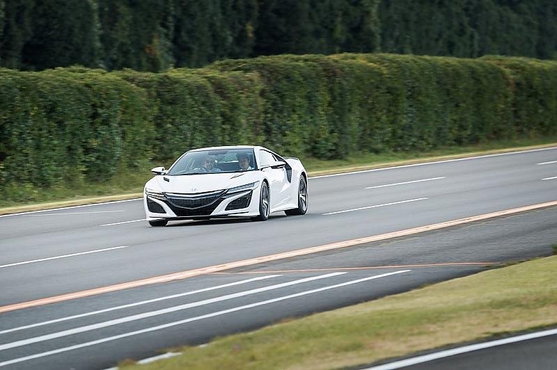Der Honda NSX liegt satt auf der Straße