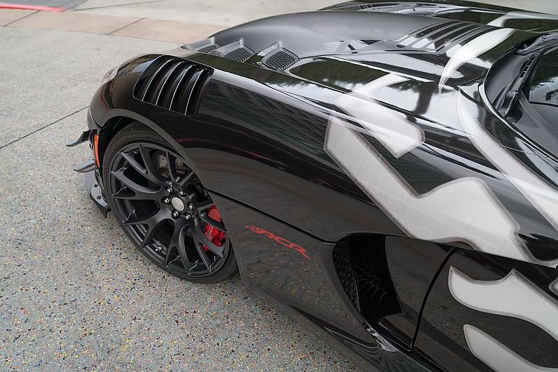 Die Dodge Viper ACR trägt wie Darth Vader schwarz