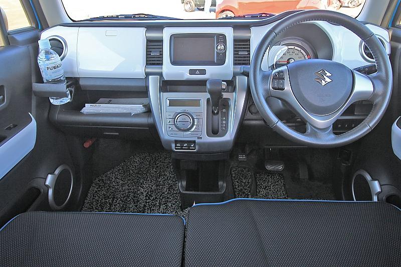 Das Cockpit des Suzuki Hustler.