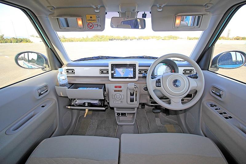 Das Cockpit des Suzuki Lapin.