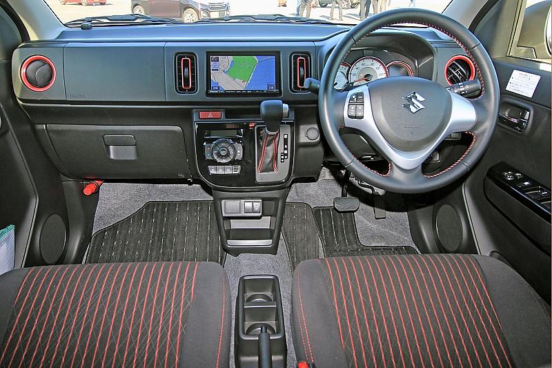 Das Cockpit des Suzuki Alto Turbo RS.