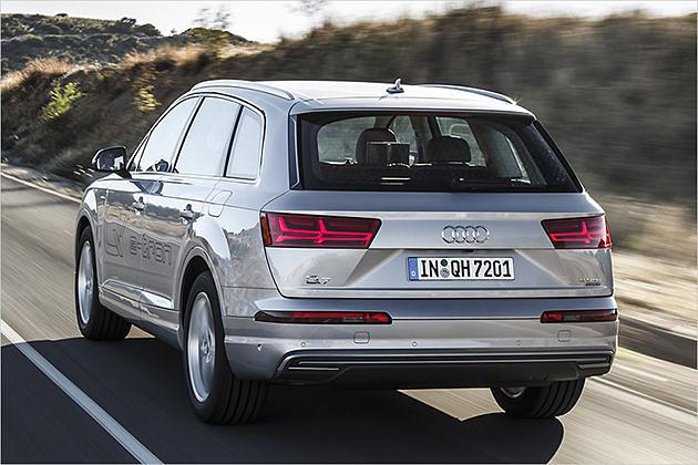Die Plug-in-Variante wiegt satte 2.445 Kilo - ein Q7 3.0 TDI bringt es auf 2.070 Kilo