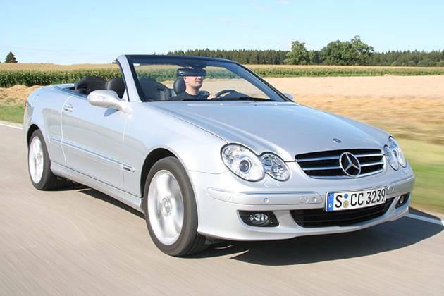 Anders als die S-Klasse besitzt das CLK-Cabrio den stehenden Mercedes-Stern nicht