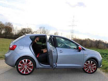 Auf der Rückbank ist klassenüblich wenig Platz für 2,00 Meter große Autotester.