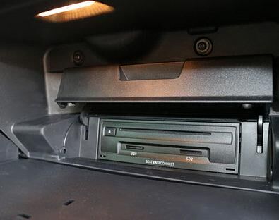 Unpraktisch: Das kleine Handschuhfach muss erst leer geräumt werden, bevor sich die CD wechseln lässt.