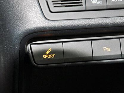 Mit dem im FR-Paket enthaltene Sportfahrwerk wird bereits der im optionalen „Drive Select“-Assistenten (310 Euro) auswählbare Comfort-Modus seinem Namen nicht gerecht. Auf „Sport“ wird es nochmals holpriger. 