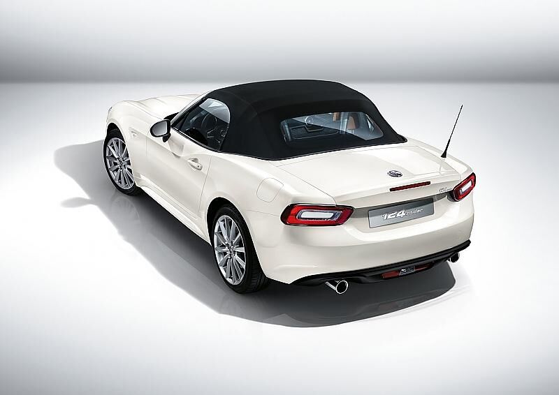 Fiat 124 Spider - das Dach lässt sich manuell bedienen