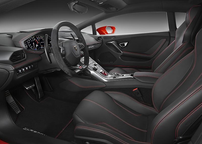 Das Cockpit des Lamborghini Huracan LP 580-2.