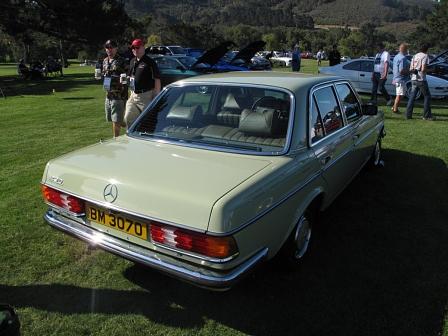Mercedes 230 der Baureihe W 123 auf dem Legends of the Autobahn
