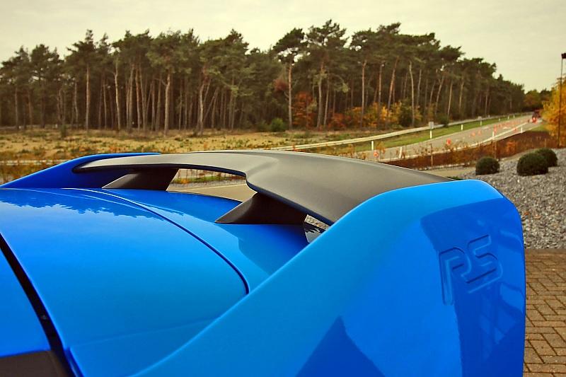 Fast schon zurückhaltend: der Heckspoiler des Ford Focus RS.