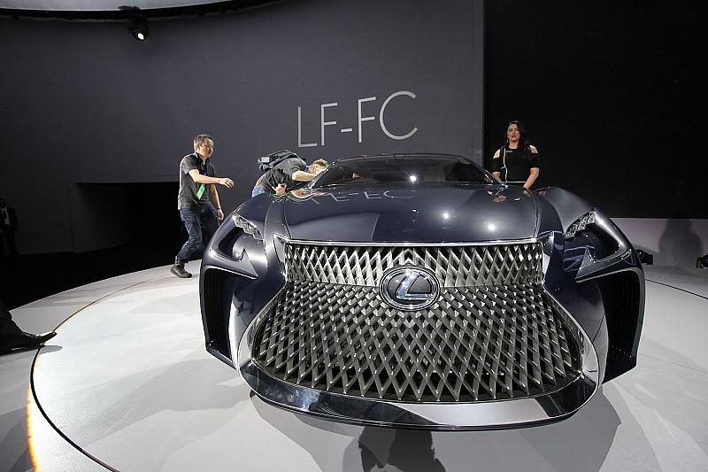 Der Lexus LF-FC ist umlagert