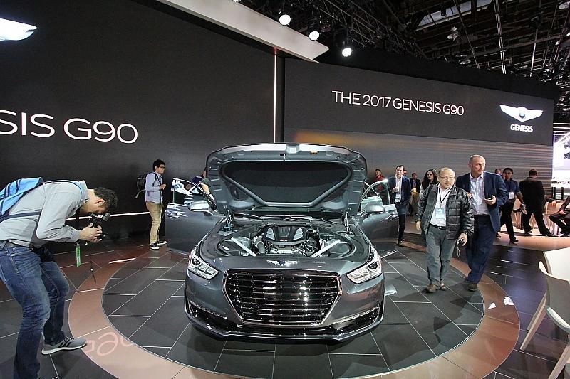 Die Front des Genesis G90 mit dem markanten Kühlergrill
