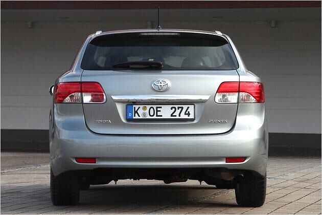 Hinten hat sich beim Avensis Combi wenig geändert. Neu ist die Chromleiste über dem Nummernschild