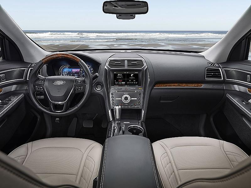 Das Cockpit des Ford Explorer.