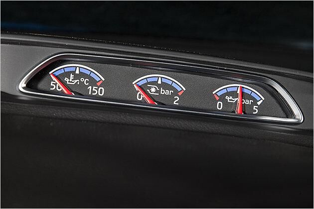 Auf dem Armaturenbrett befinden sich die Zusatzanzeigen für Öltemperatur, Öldruck und Ladedruck