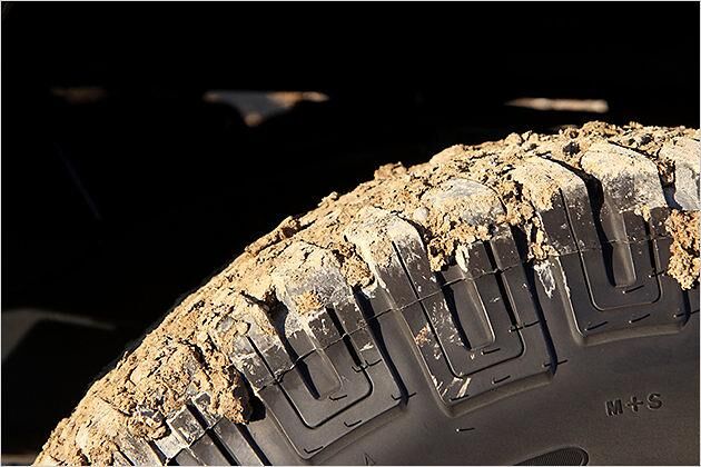 In der groben Offroad-Bereifung kann sich ein ganzer Vorgarten verfangen