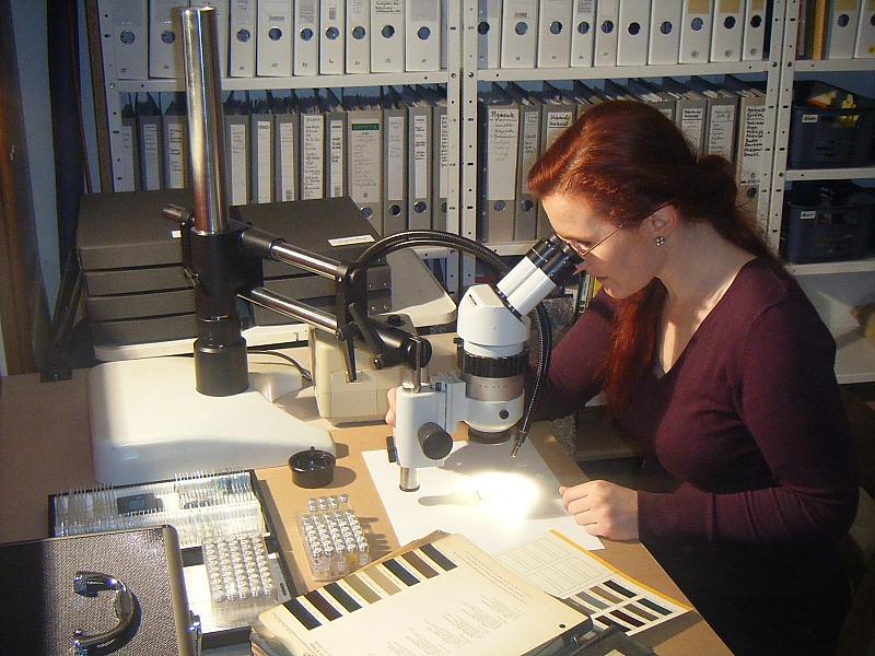 Durch das Mikroskop offenbaren Lacke und Materialien ihre Geheimnisse