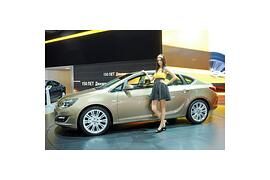 Moskau 2012: Astra Limousine, Herz des Opel-Auftritts