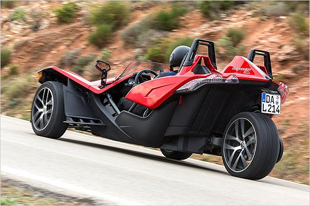 Der Polaris Slingshot geht sehr gut, wenn auch nicht atemberaubend vorwärts. Null auf 100 km/h schafft er in knapp unter sechs Sekunden, die Höchstgeschwindigkeit liegt bei etwa 190 km/h