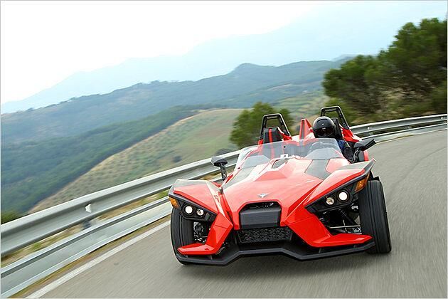 Der Polaris Slingshot bereitet sehr viel Fahrfreude, dürfte aber gerne noch radikaler und etwas schneller sein. Der Preis von 29.990 Euro geht in Ordnung