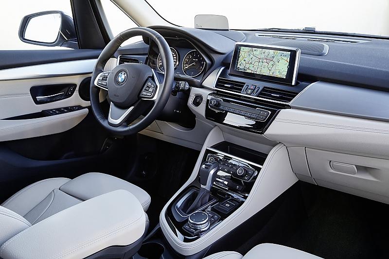 Das Cockpit des BMW 225xe Active Tourer
