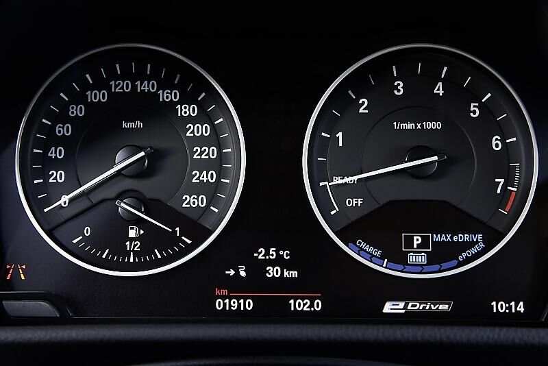 Die Instrumente des BMW 225xe Active Tourer