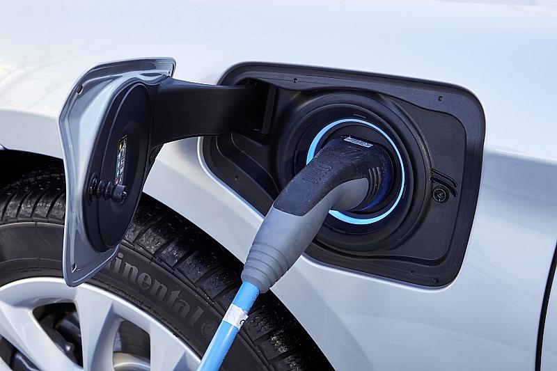 BMW 225xe Active Tourer - vorne wird elektrisch getankt