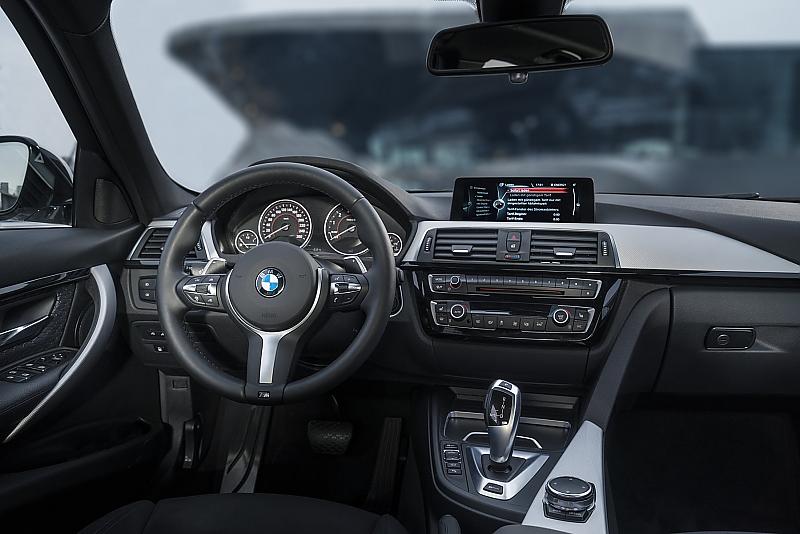 BMW 330e - das Cockpit des Bayern