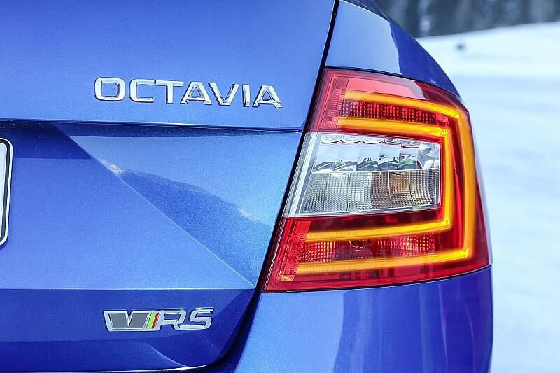 Die Typenbezeichnungen auf dem Heck verraten den potenten Allrad-Diesel