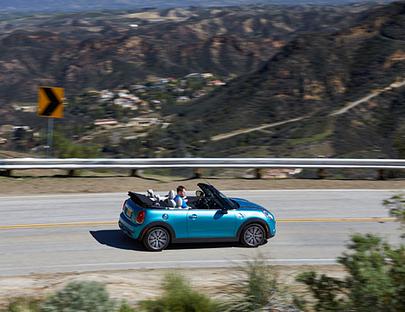 Wie auch bei den Vorgängern braucht das Mini Cabriolet keinen hässlichen Überrollbügel, um sicher zu sein. Die beiden Mini-Exemplare hinter den Kopfstützen sollen ausreichen.