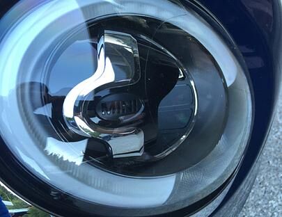 Die Stylisten haben sich beim neuen Mini Cabriolet zumindest bei Details durchsetzen können. Hier der Mini-Schriftzug im Scheinwerfer.