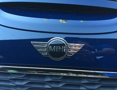 Zwar steht Mini dauf, mini ist das Cabrio dennoch nicht: Mit 3,85 Meter Länge und 1,72 Meter Breite ist er wieder ein Stück gewachsen. Das "Urmodell" maß gerade mal gute drei Meter.
