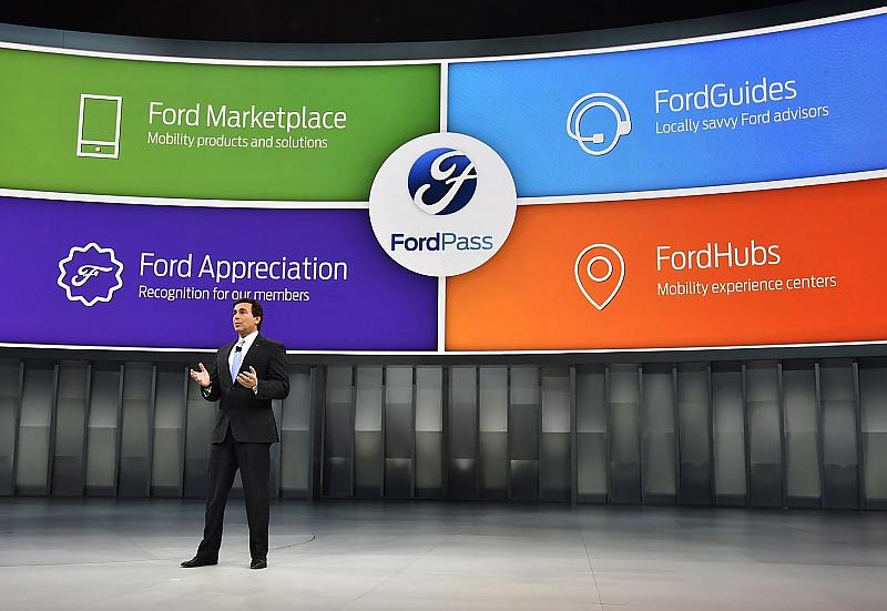 Ford-Chef Mark Fields stellt das neue FordPass vor.