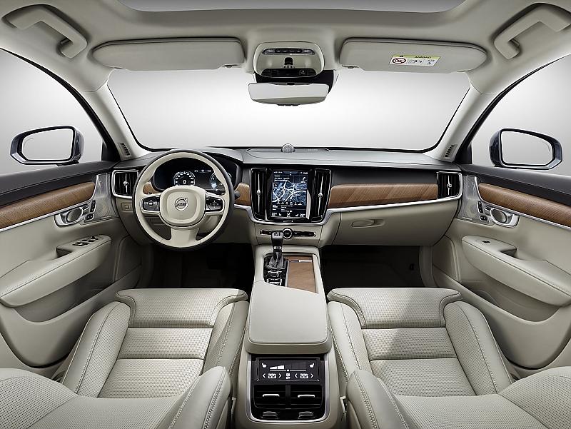 Der Innenraum des Volvo S90 ist eher nüchtern gehalten. Wie beim XC90 ist ein tabletähnlicher Bildschirm das zentrale Bedien-Element