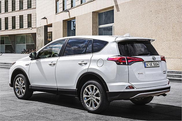 Ein unangemessen großer Dachspoiler gehört nach wie vor zu den Besonderheiten des RAV4