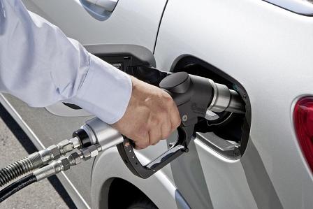 Der Mercedes-Benz B 200 Natural Gas Drive läßt sich mit Gas und mit Benzin betanken