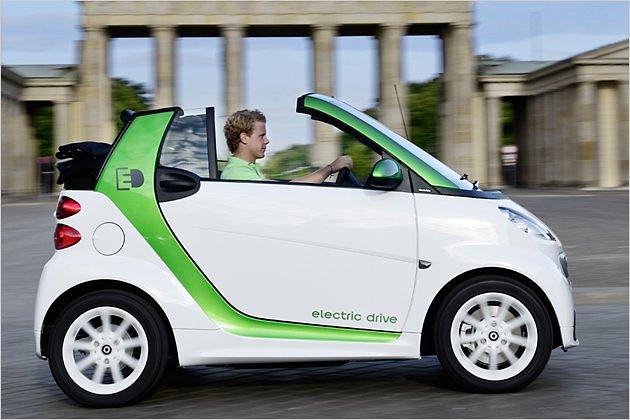 Alternativ kann man den Smart auch für 23.680 (Coupé) oder 26.770 Euro (Cabrio) einschließlich Batterie kaufen. Dann allerdings gelten auch für die Batterie nur die üblichen Garantiezeiten