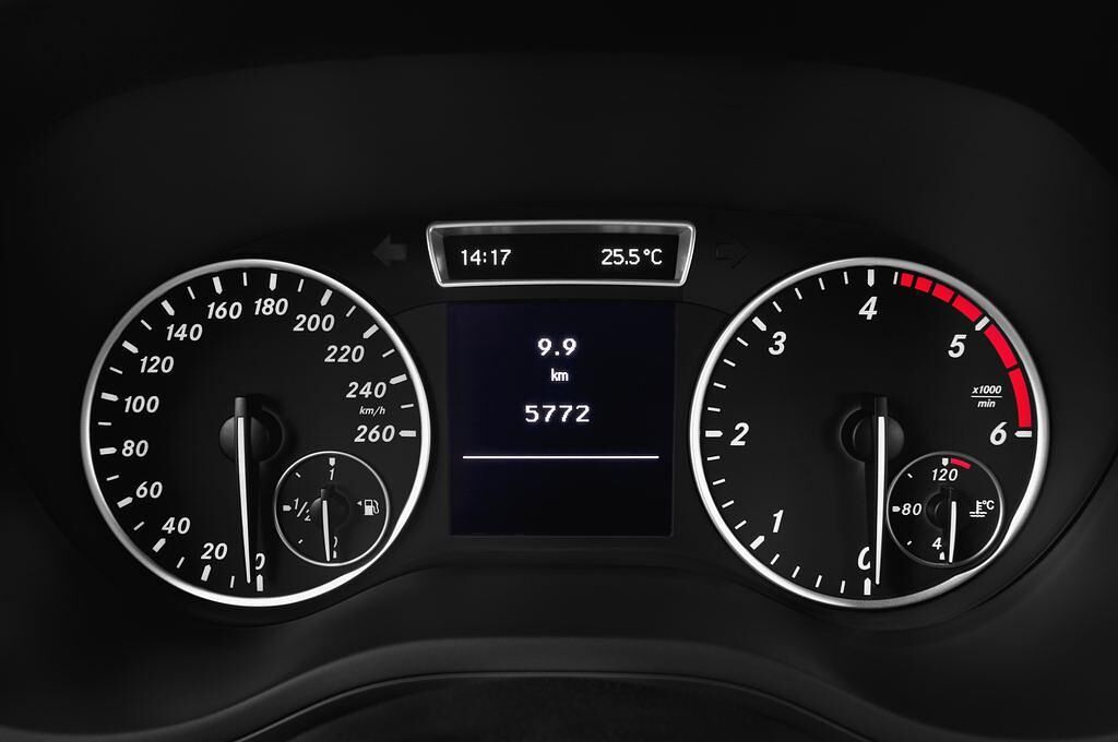 Mercedes B-Class (Baujahr 2013) Sport 5 Türen Tacho und Fahrerinstrumente