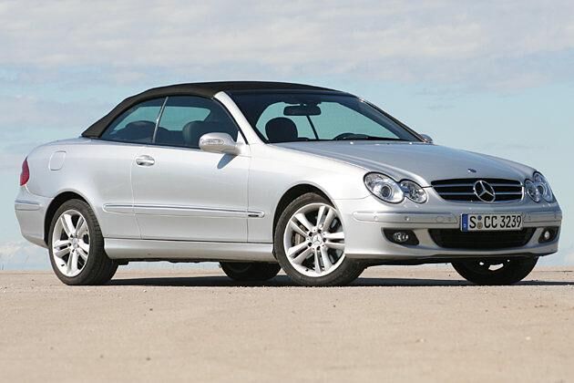 Auch mit geschlossenem Dach macht der Mercedes eine gute Figur