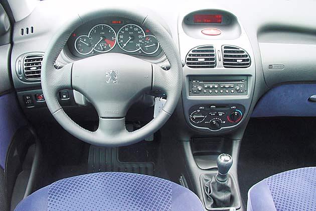 Cockpit: Das Hartplastik im oberen Armaturenbrettbereich in nicht mehr ganz up to date