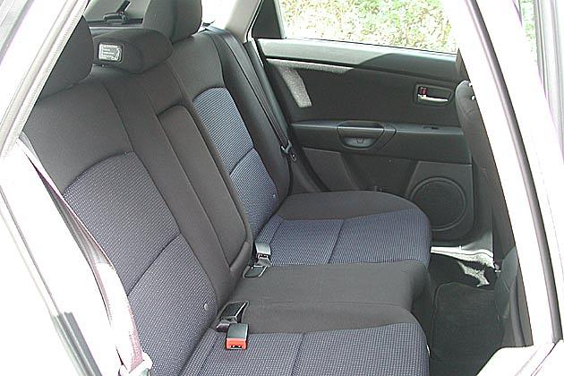 Bequeme Sitze und ordentliche Platzverhältnisse: Fondabteil im Mazda 3