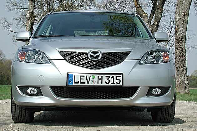 Das neue Mazda-Gesicht mit großem Kühlergrill und Luftöffnung in der vorderen Stoßstange