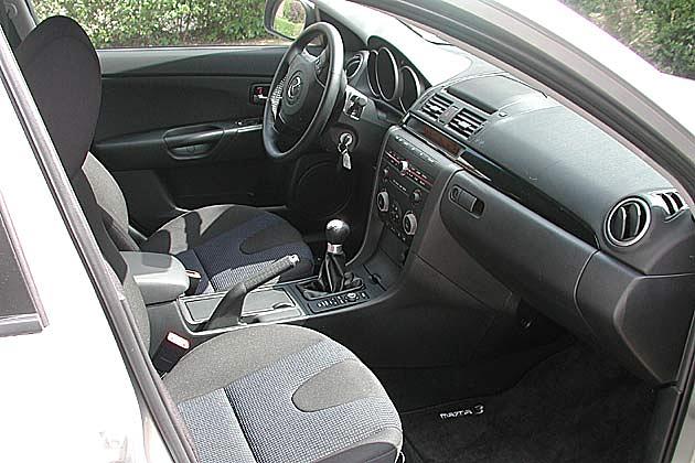 Schick und mit sportlichen Akzenten: Der Innenraum des Mazda 3