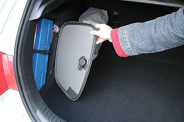 Hinter der Seitenverkleidung befindet sich im Kofferraum noch ein kleineres Staufach