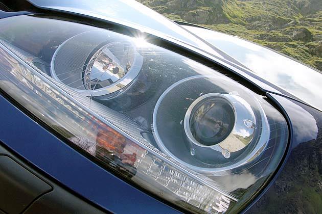 Blinker und Schweinwerfer sind hinter einer Klarglasabdeckung kombiniert